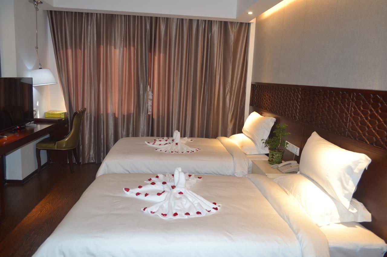 Royal Holiday Hotel Yangon Bagian luar foto