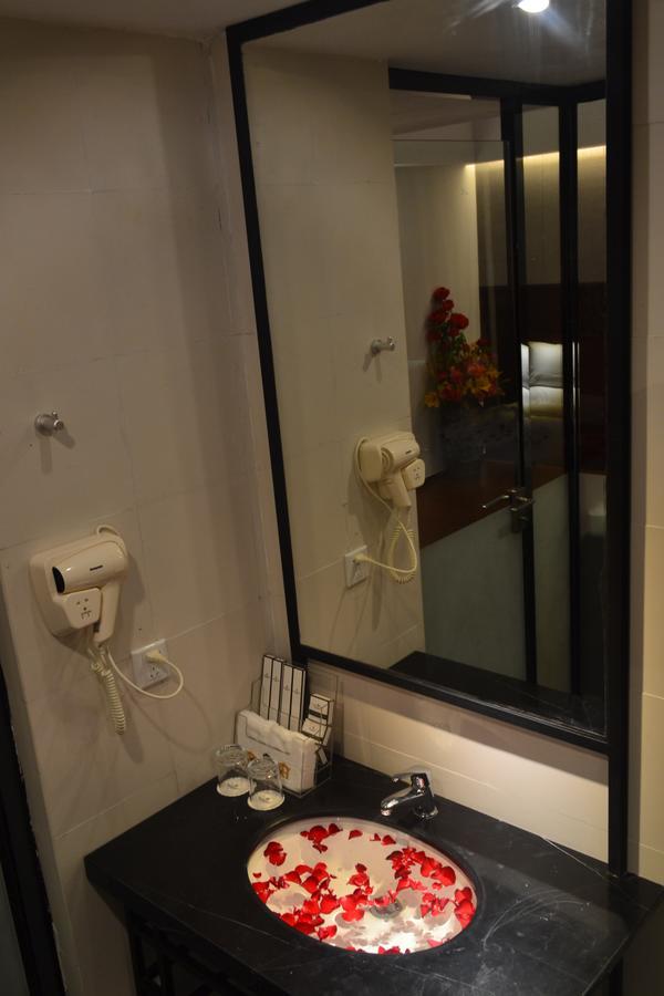 Royal Holiday Hotel Yangon Bagian luar foto