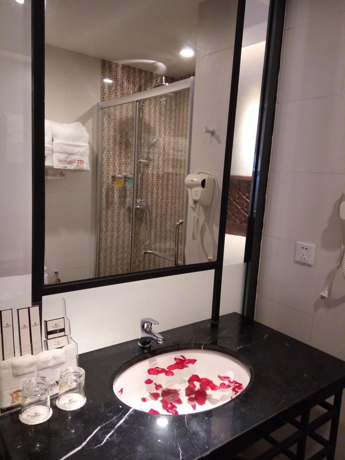 Royal Holiday Hotel Yangon Bagian luar foto