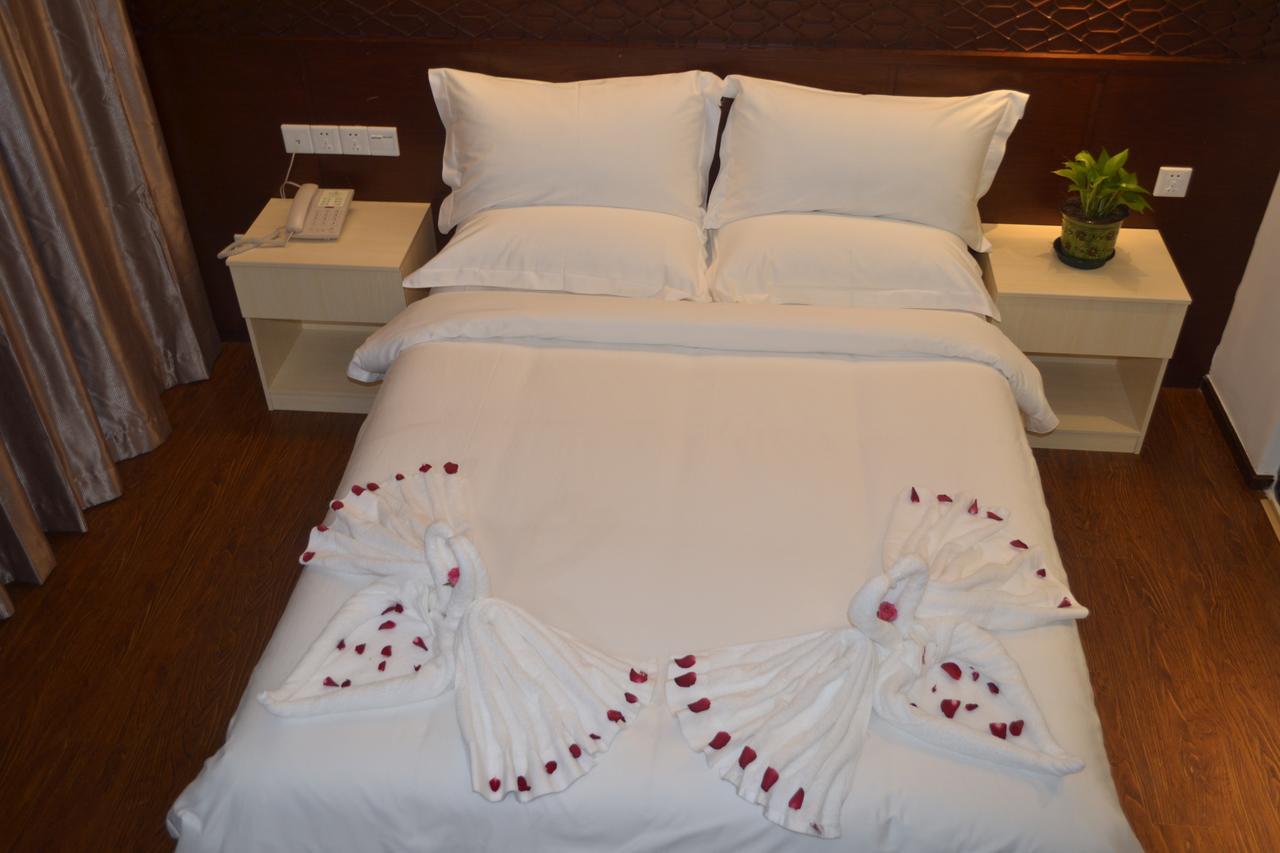 Royal Holiday Hotel Yangon Bagian luar foto