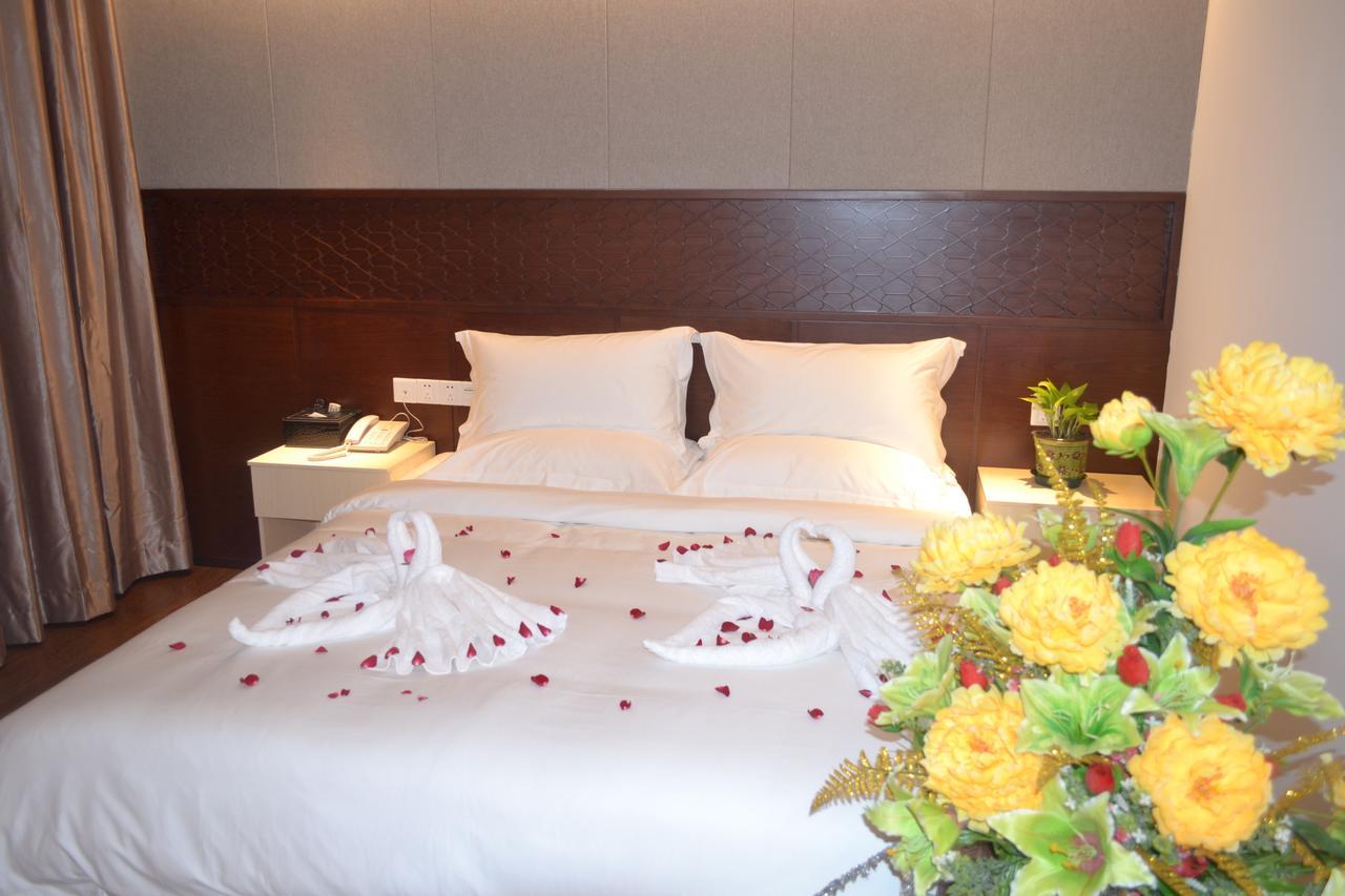Royal Holiday Hotel Yangon Bagian luar foto