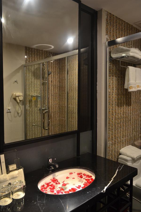 Royal Holiday Hotel Yangon Bagian luar foto