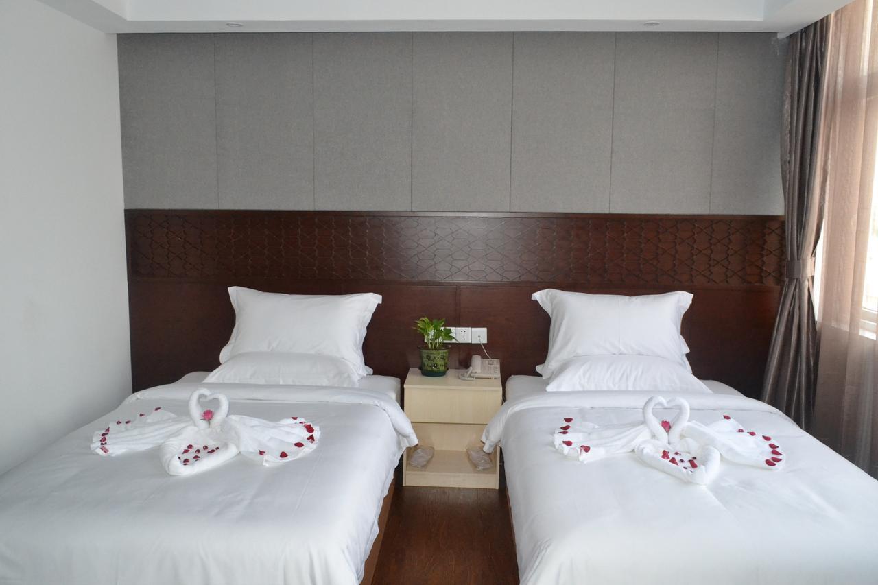 Royal Holiday Hotel Yangon Bagian luar foto