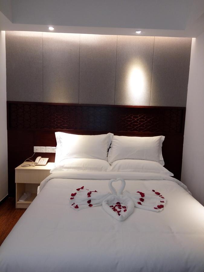 Royal Holiday Hotel Yangon Bagian luar foto