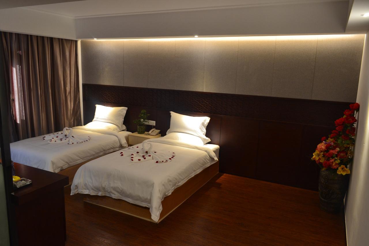 Royal Holiday Hotel Yangon Bagian luar foto