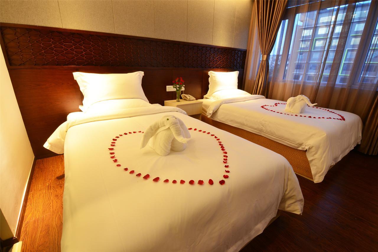 Royal Holiday Hotel Yangon Bagian luar foto