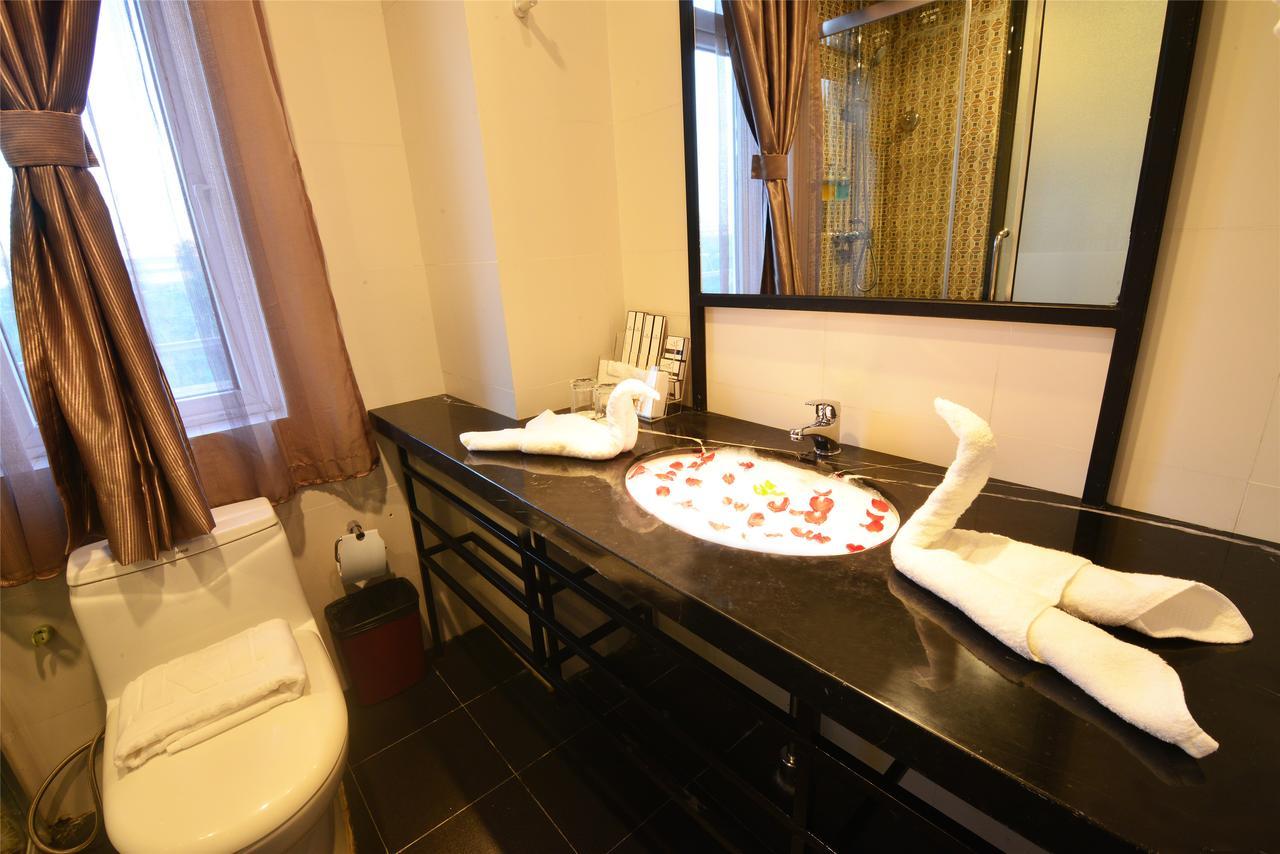 Royal Holiday Hotel Yangon Bagian luar foto