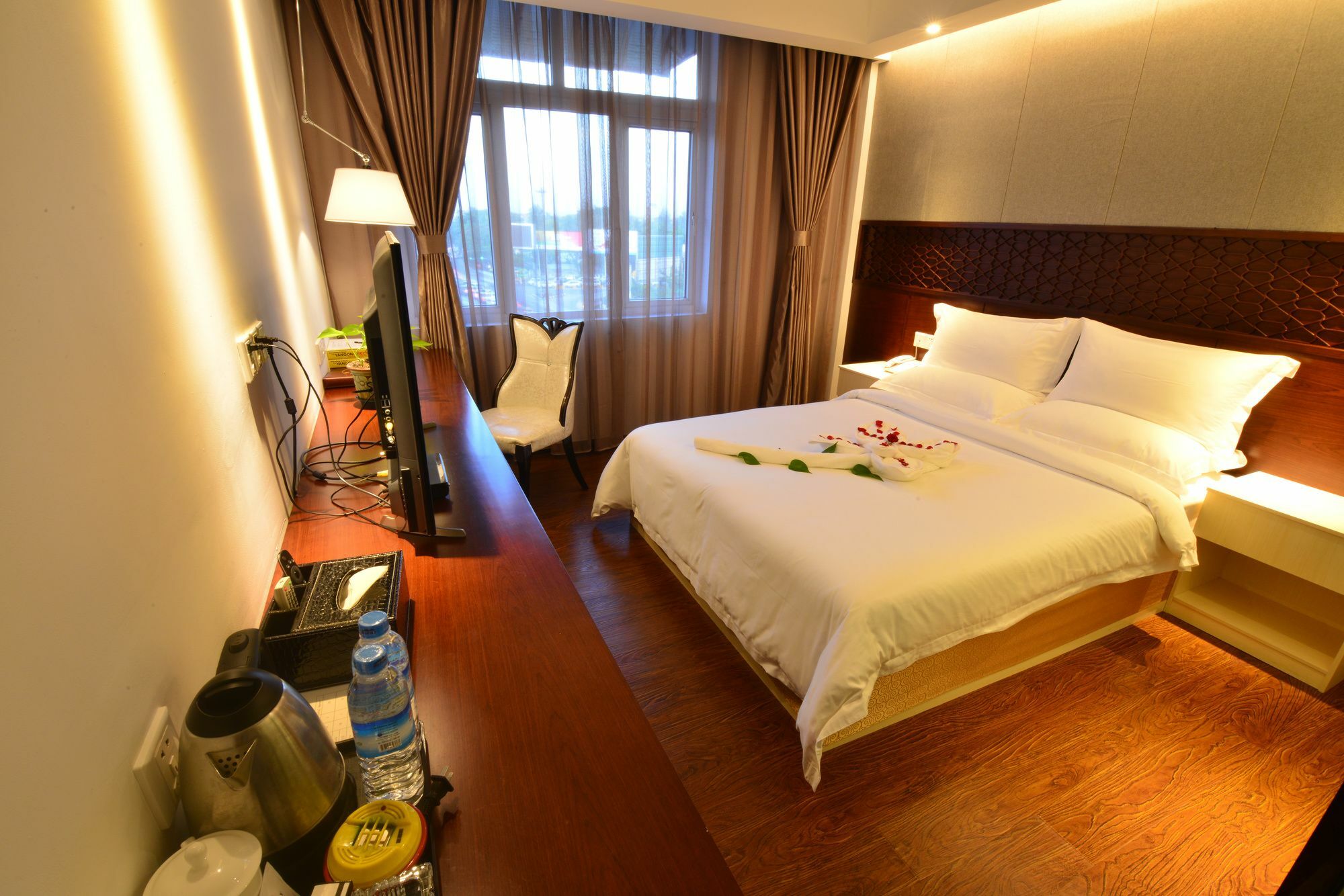 Royal Holiday Hotel Yangon Bagian luar foto